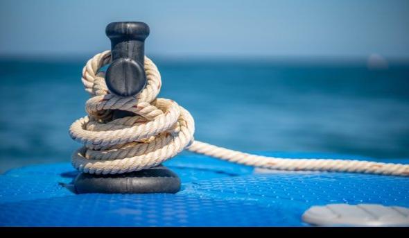 Photo of a knot tied to a dock.