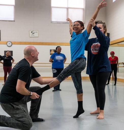 Instructor assists dance student at Pre-Collegiate Summer 跳舞 Intensive.